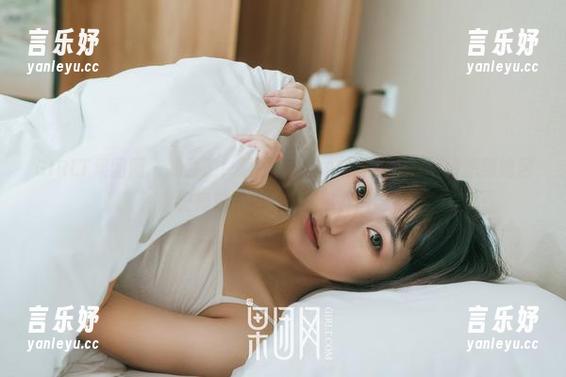 GIRLT果团网 - 找到了！爱丽莎LISA的泳衣美图，没想到她居然能把简单的布料穿出这样的味道。