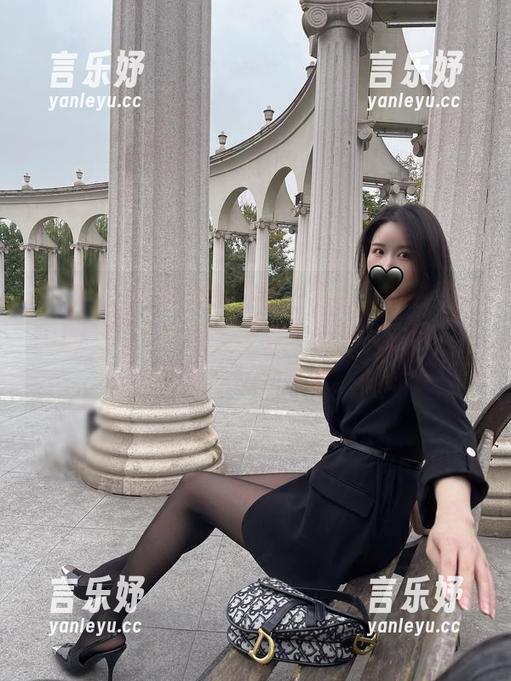 微密圈 - 背景忽略不计，黑丝儿的油亮在July芝岚全套写真里实在太引人注目，一不小心就会走神。