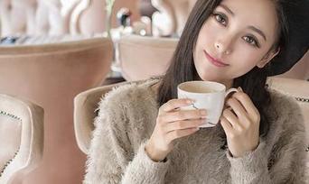 QingDouKe青豆客 – 王婉悠Queen这白色，从头美到脚，果然是美图的天堂，赶紧下载给自己！