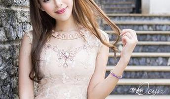QingDouKe青豆客 – 莫雅淇的短裙让人眼前一亮，原图点击后整个人都闪亮了，快来下载！