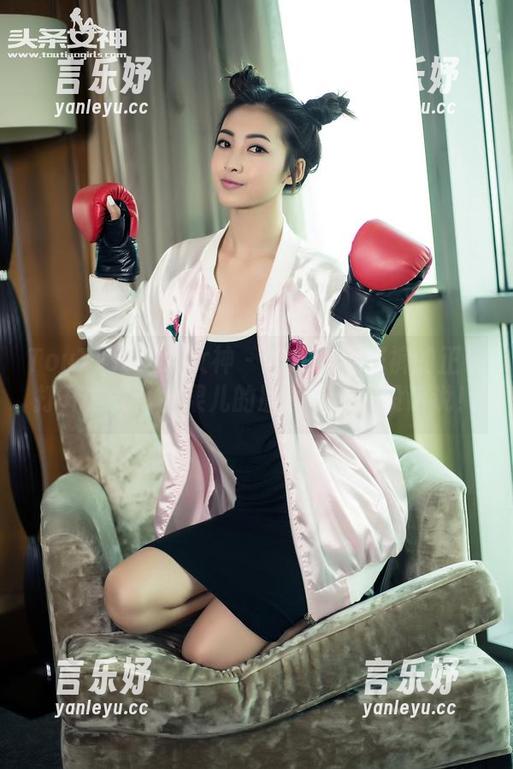 TouTiao头条女神 - 这才是牛仔裤的正确打开方式，松果儿的原图福利真没话说！