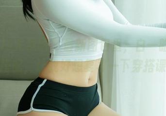 UGirls尤果网 – 最新图包里，白一晗的短裙搭配，让我好想复习一下穿搭课！