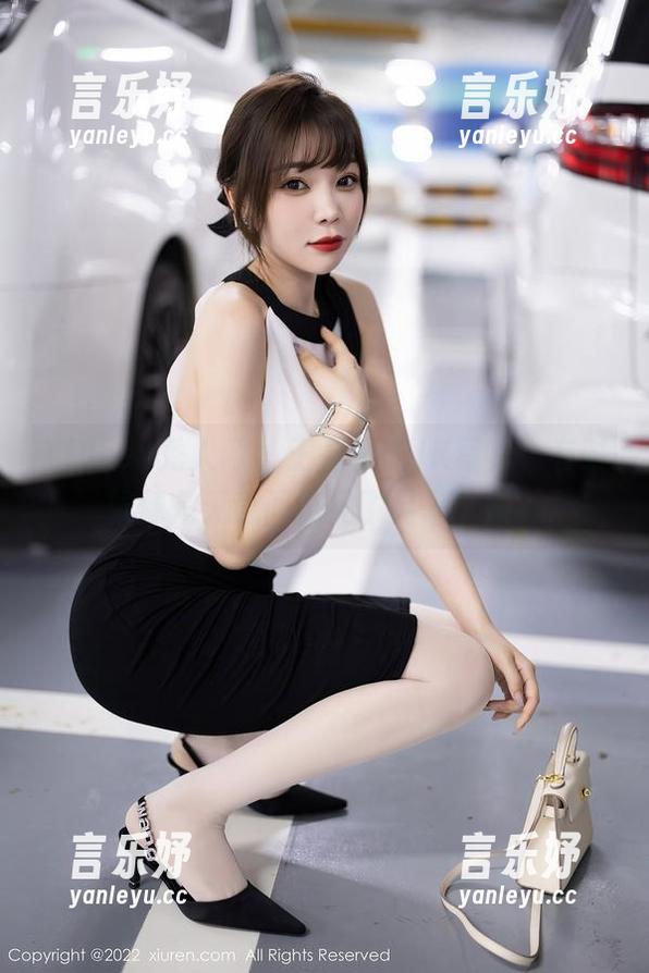 Xiuren秀人网 - 王曼柔的JK写真，有时候像是无意间窥见了另一个她？