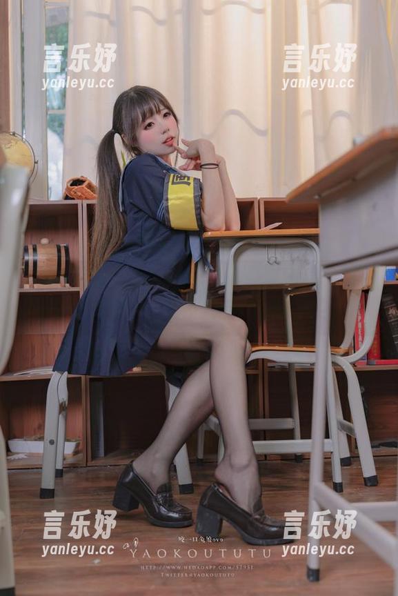 Yiko湿润兔的私拍小剧场：美脚从开场到特写，每一步都是大创意的拿破仑。