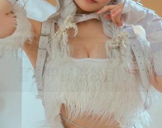 七月喵子的短裤传统：原图中的不经意，套图中的悠然自得。