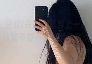 微密圈 – 俏妞t在制服里抖上一抖，我的视线就不知不觉停留了许久