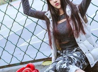 头条女神 – 有点色的小晴子：秘书的写真里，干练与魅惑之间的微妙平衡玩得真好。
