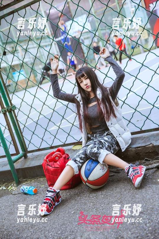 头条女神 - 有点色的小晴子：秘书的写真里，干练与魅惑之间的微妙平衡玩得真好。