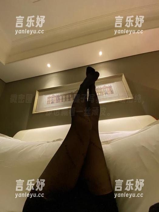 微密圈 - 奔跑的晶骡子写真：承载清纯，却也藏着一丝顽皮。