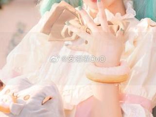 安曜曜的图册，女孩们的日常：柔情与冷漠的悄然交错