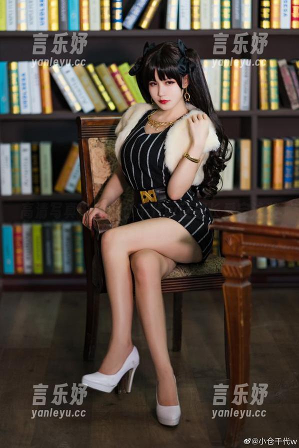 高清写真中的小仓千代w让舰长爱宕泳装也跃动起来了。