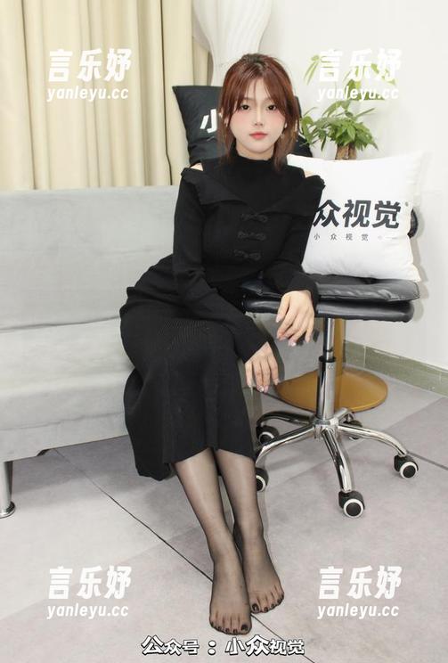 小众视觉 - 小薯条最新图集：柔软的光影与裸足的碰撞