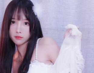 小小奶瓶儿高清大赏，怎样的吊带让你目不转睛？