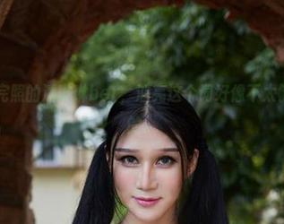 尤物馆 – 拍完照的潘琳琳ber，油亮这个词好像不太够，得沾点别的。