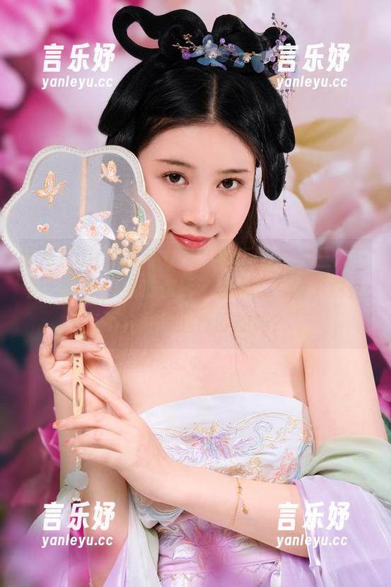 年年Nnian最新力作“年年Nnian三沐三熏”分享，保准你看了想问，“咳，这儿有不介意我随便盯的吗？”