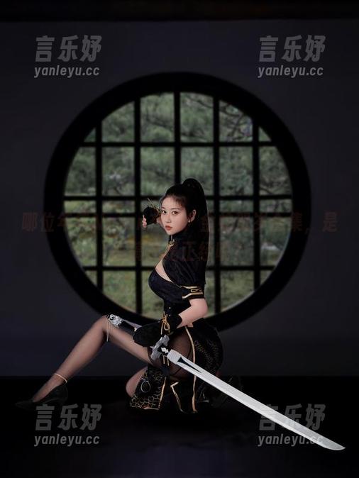 哪位年年Nnian在线，金蛇贺岁合集，是恶搞还是正经呢？
