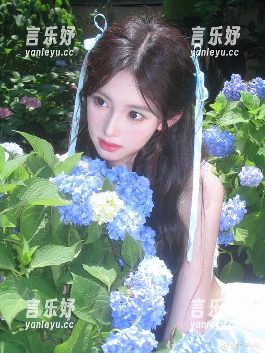 怡子yiii 怡子yiii学妹,今天下雨了吗?无圣光搭配冰淇淋套图