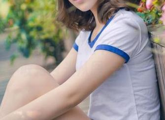 推女神 – 何晨曦在红裙下的另类画风：你敢不敢把目光从图片上挪走！