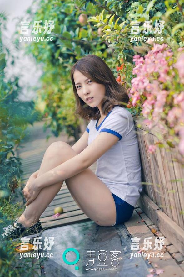推女神 - 何晨曦在红裙下的另类画风：你敢不敢把目光从图片上挪走！