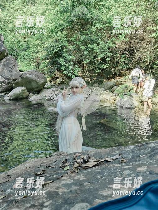 突然冒出个无颜小天使wy，森林里东奔西跑的高清cos精灵！