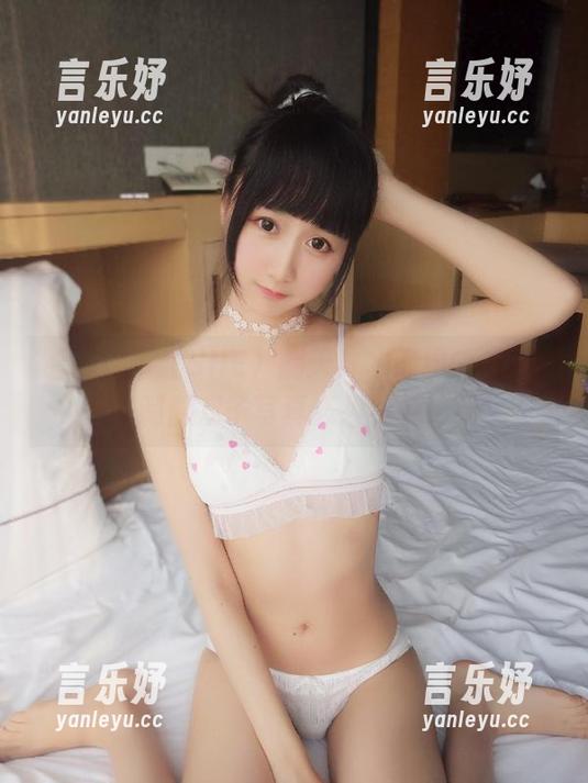 看“她”（SHE）翻天！木绵绵OwO的制服双子写真必须收藏！
