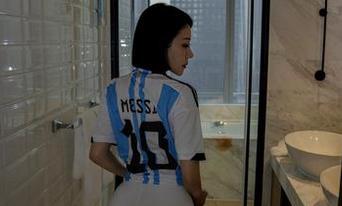微密圈 – 果儿Victoria穿水手服的写真，带着点无辜又俏皮的眼神，让人心生向往