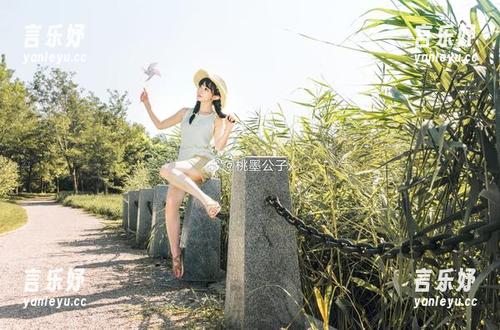 当桃墨公子在窗边，高清写真集成了我家阳台的新风景！
