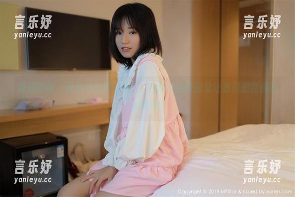 模范学院 - 图集中的唐琪儿il，自拍时的氛围总让我联想到傍晚的糖果色