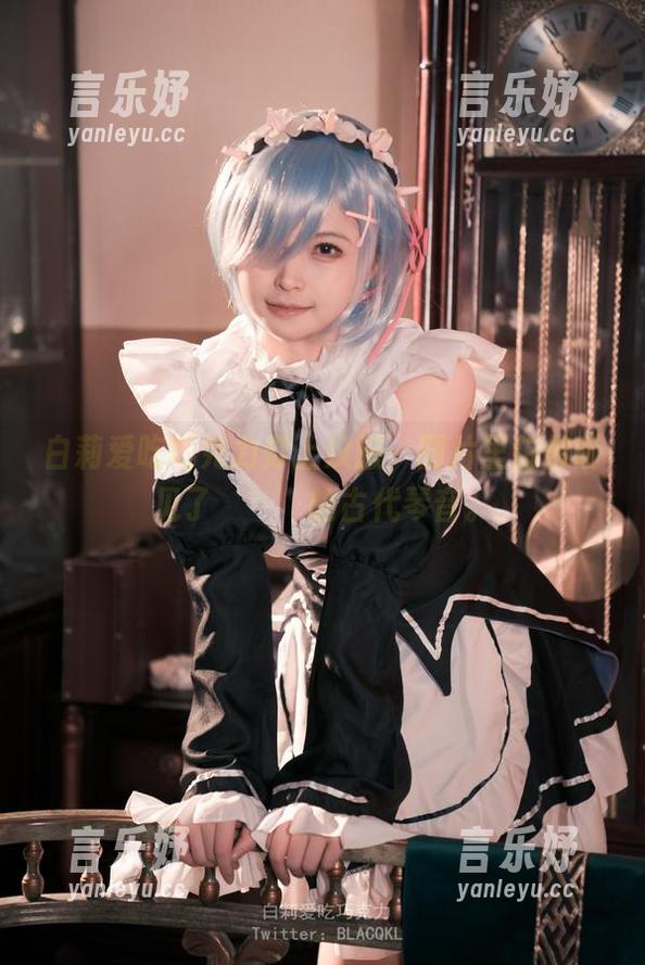 白莉爱吃巧克力穿上汉服，图片里仿佛听见了窸窸窣窣的古代琴音。