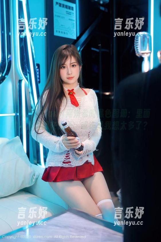 秀人网 - Carol周妍希的黑色图册：里面的黑影好像在低语，或许是我想太多了？