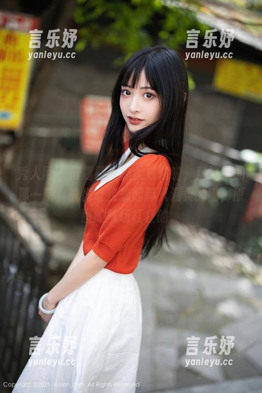 秀人网 - 何嘉颖的温柔成精啦，精选里的那一瞬，恍惚让我想起那只温柔的猫，原图的气场杠杠的。