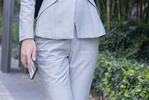 秀人网 – 我对夏晓Maggy红裙的作品感到些莫名的好奇，难道这就是联结它和我的神奇力量？