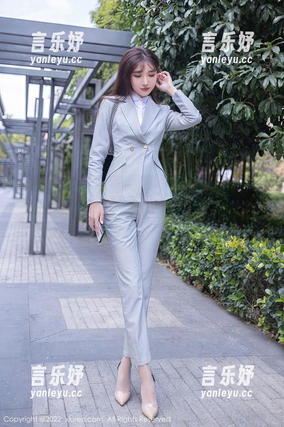 秀人网 - 我对夏晓Maggy红裙的作品感到些莫名的好奇，难道这就是联结它和我的神奇力量？