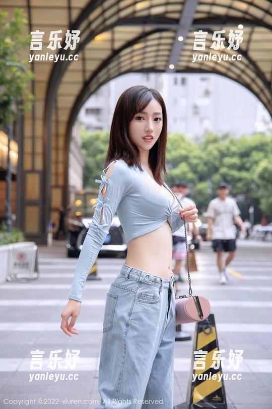 秀人网 - 柚柚小奶瓶的女友作品，一点也不害羞，分享一下这单纯的搞怪。