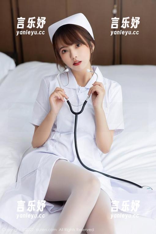 秀人网 - 壁纸里的高挑身影：言沫的丝足写真，真有一套