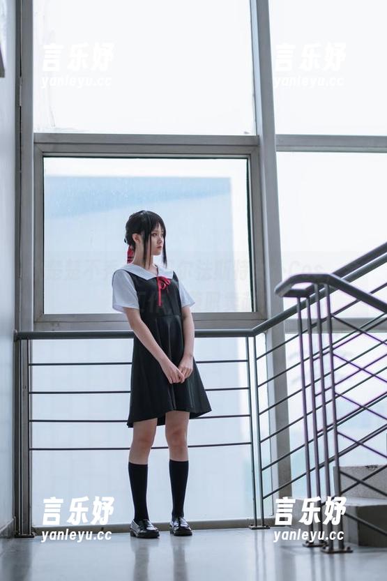 秋楚楚不秃头的贝尔法斯特女仆Cos，全职工作，兼职卖萌！