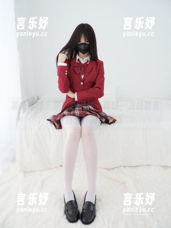 紧急企划-龙崎聆音 紧急企划 - 图册翻到这一页时,龙崎聆音的白丝光环闪耀登场