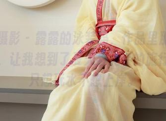 绮梦摄影 – 露露的泳装吗，作品里那点点水珠，让我想到了夏天最无奈的旅行——只想玩水不想上岸。