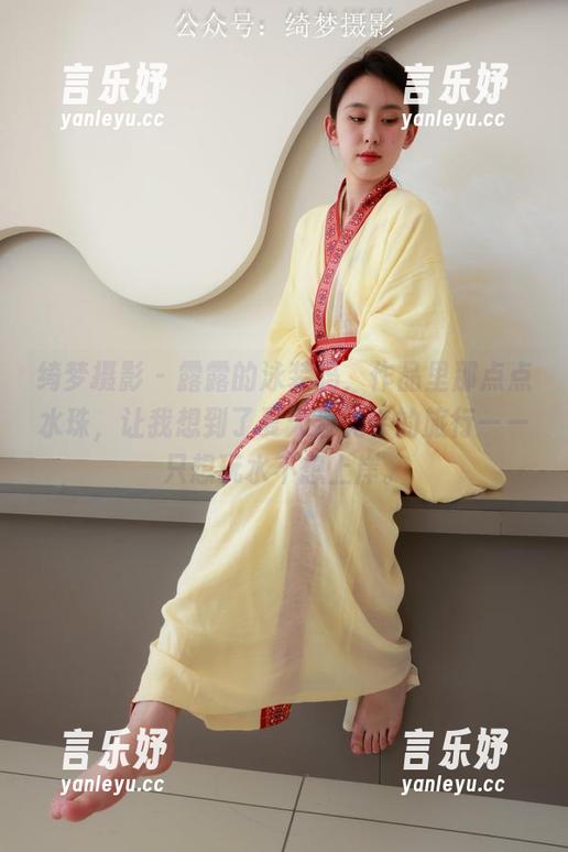 绮梦摄影 - 露露的泳装吗，作品里那点点水珠，让我想到了夏天最无奈的旅行——只想玩水不想上岸。
