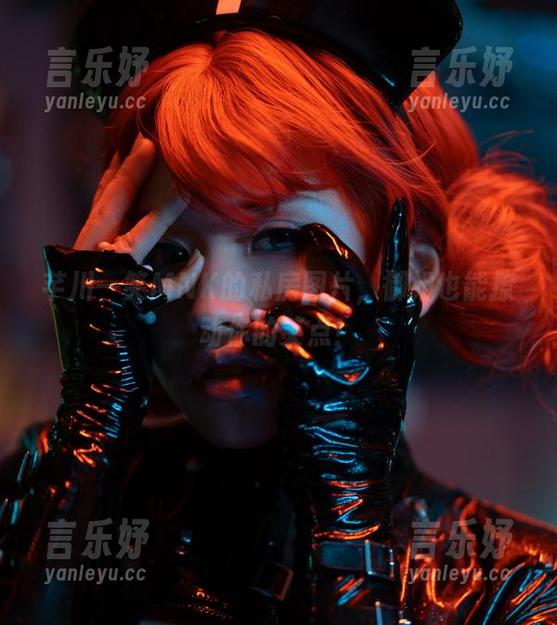 芊川一笑MNK的私房图片，御姐也能撩动你的笑点！