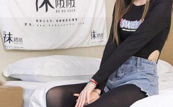 袜啵啵 – 裸足和黑色指甲油你都见过吗？果果最新图集是时候让你看到鞋子无关紧要的时刻了！