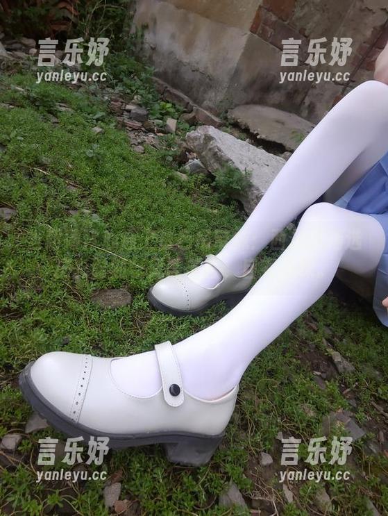 当超薄背心遇上白色吊带袜：西尔酱精选精彩时刻，无需多言，自有风味。