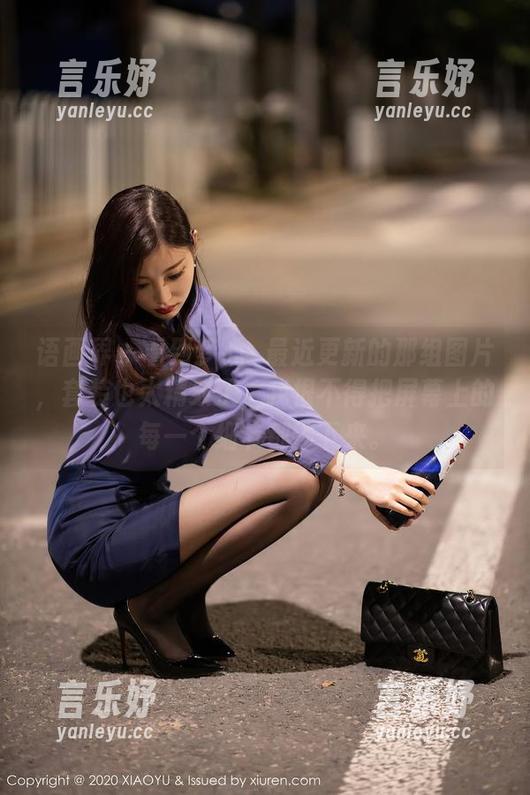 语画界 - 看到梦心玥最近更新的那组图片，套装也太精致了，我恨不得把屏幕上的每一个细节都抄下来。