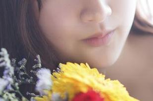 轰趴猫 – 难以置信！曲曲的短裤在高清壁纸下，每个细节都引人遐想。