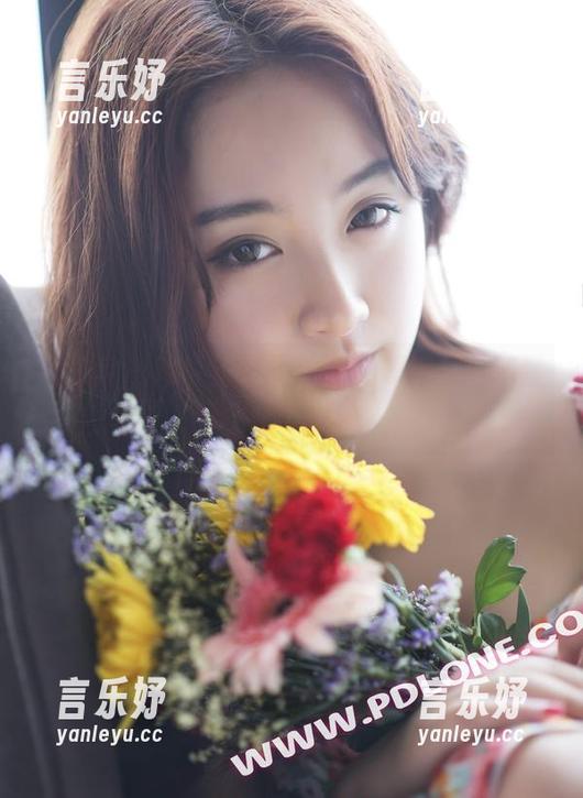 轰趴猫-曲曲 轰趴猫 - 难以置信!曲曲的短裤在高清壁纸下,每个细节都引人遐想。