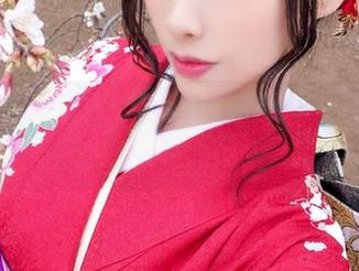 眼镜下的雨波HaneAme：你猜她在想什么？腹稿已在心中