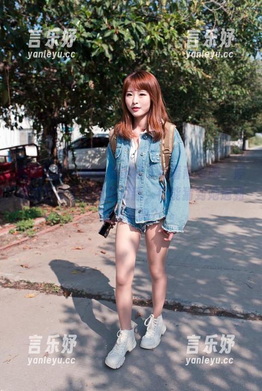 魔镜街拍-婷婷 魔镜街拍 - 甜美的粉裙下藏着商务脑,婷婷的日常工作图片更新,你能猜到她遇到的趣事吗?