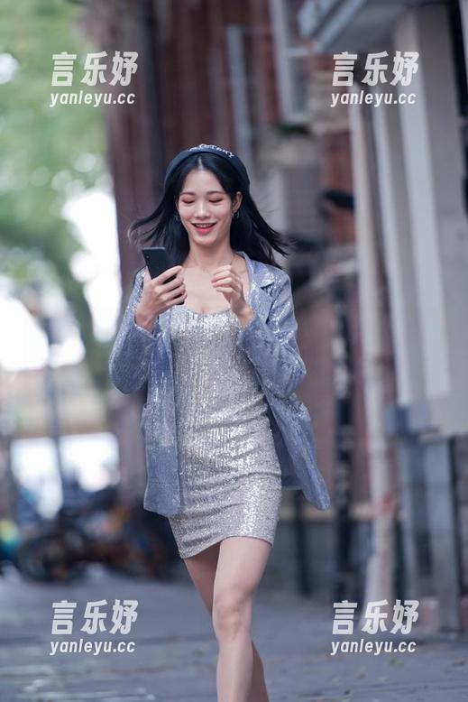 魔镜街拍-婷婷 魔镜街拍 - 为何不下载?婷婷的极品OL造型,包臀灰裙配薄丝,即拿即用!