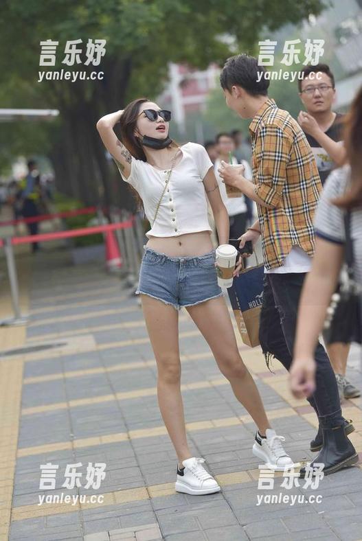 魔镜街拍 - 让我止不住脑补的美图，婷婷的吊带连衣裙和黑丝美腿搭配绝了