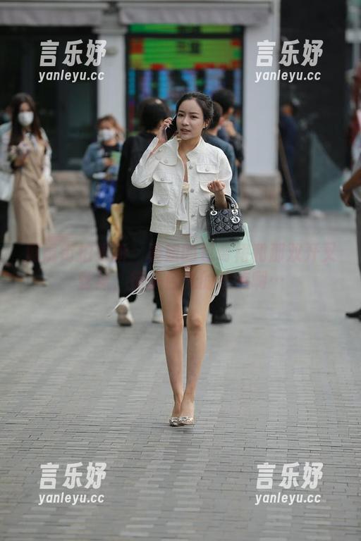 魔镜街拍更新：表姐的包臀裙和那双开叉丝袜，街头目光的焦点啊…